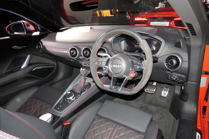 アウディTT RSクーペ（インストゥルメントパネルまわり）