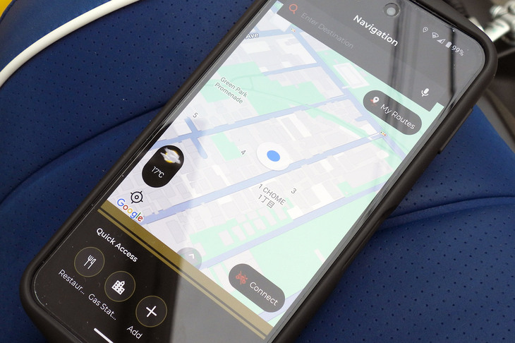 ナビの操作は基本的にスマートフォンで行うのだが、表示・入力がいずれも英語なので要注意。目的地を入力する際は、日本語の表記をコピー＆ペーストするのがいいだろう。