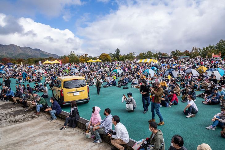 新型「カングー」がサプライズ発表されたステージイベントには、大勢のカングージャンボリー参加者が詰めかけた。新型への関心度の高さがうかがえる。