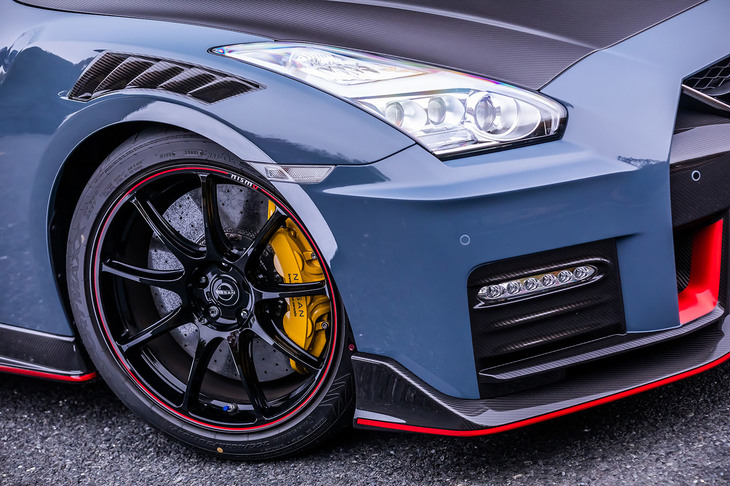 リムが赤く飾られたレイズ製の専用20インチ鍛造アルミホイールは、「GT-R NISMOスペシャルエディション」の専用アイテム。前255/40ZRF20、後ろ285/35ZRF20サイズの「ダンロップSP SPORT MAXX GT 600 DSST」ランフラットタイヤを組み合わせている。