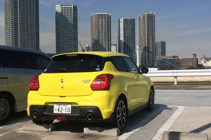 「スイフトスポーツ」のリアビュー。従来モデルより70kgの軽量化を実現。車両重量はMT仕様で970kg、AT仕様で990kg。