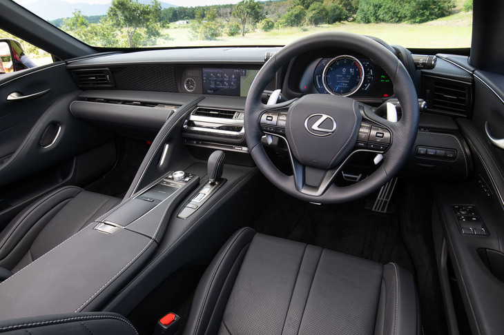 左右非対称のセンタークラスターやセンターコンソールに、運転席と助手席で異なるドアトリムの形状など、インテリアデザインは基本的にクーペのそれを踏襲。快適性を高めるため、エアコンにはルーフの状態によって自動で制御を切り替える機能を搭載している。