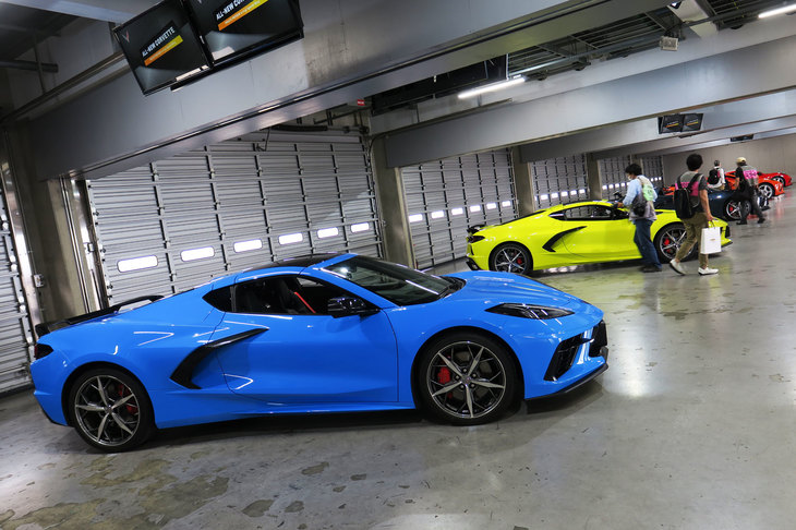 新型「シボレー・コルベット」と「コルベット コンバーチブル」。