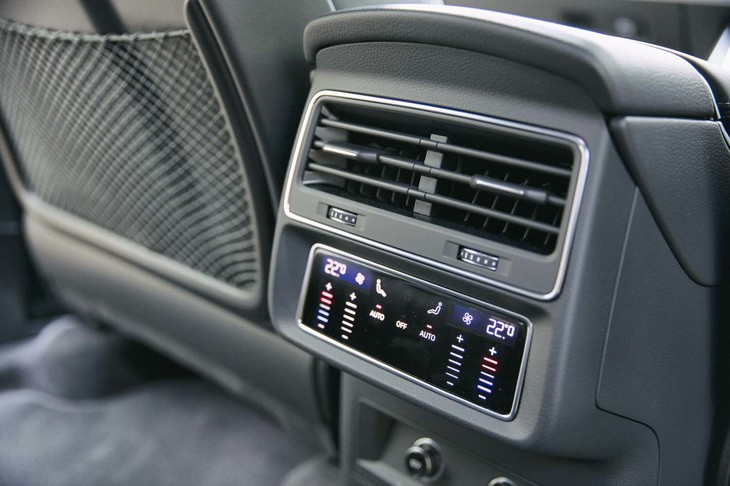 後席用の独立型エアコン。送風口の下方にはアクセサリーソケットが2つ備わる。