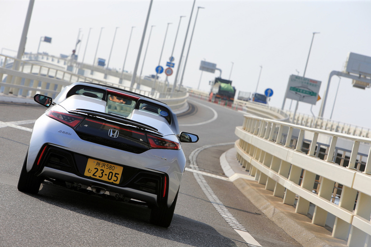 「S660モデューロX」は、「S660」の製造ラインで純正オプションを組み込む生産手法により、比較的安価に量産することが可能となっている。