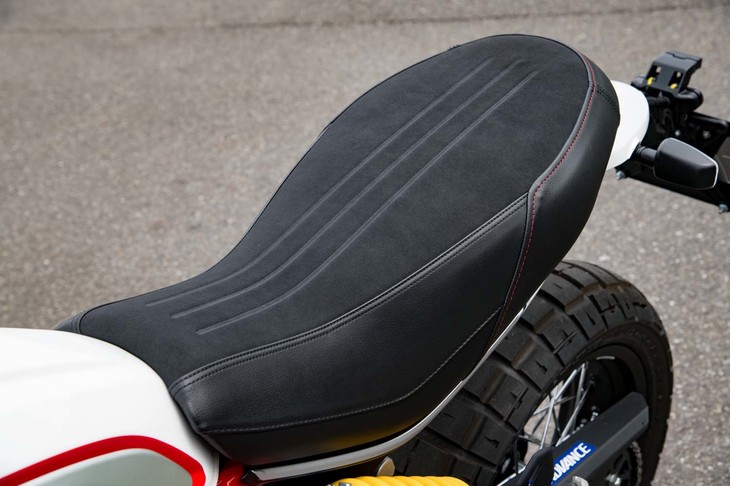 シート高は、かなり高めの860mm。20mm低い840mmとなる「ローシート」（オプション）も選択できる。