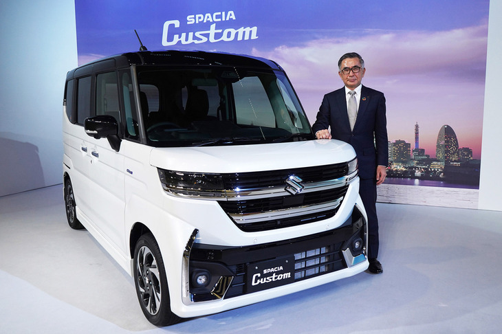 「スズキ・スペーシア」と「ホンダN-BOX」は、2023年秋にほぼ同時にフルモデルチェンジしている。写真は2023年11月に発表・発売された、現行型「スペーシア カスタム」。