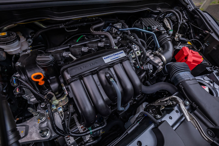 フロントに搭載される自然吸気1.3リッター直4エンジンは、先代からのキャリーオーバー。最高出力98PS/6000rpm、最大トルク118N・m/5000rpmを発生する。