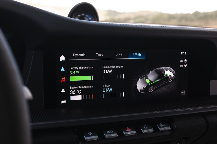 電動パワートレインの作動状態は、デジタルメーターに加えて10.9インチのセンターディスプレイでも確認できる。