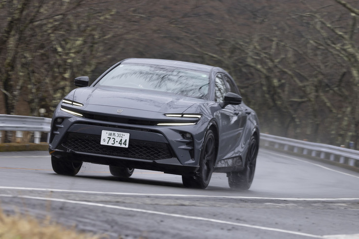 「クロスオーバー」と同様に後輪操舵の「DRS」を標準装備するが、低速域での前輪との逆位相角を強めにするなど、「スポーツ」専用のセッティングが施されている。