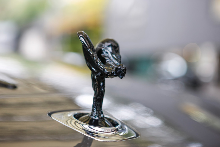 ところで皆さんは、「ゴースト」や「レイス」「ドーン」のボンネットを飾るマスコットが、「ファントム」や「カリナン」と違って“黒”だったことに気付いたでしょうか？　実はこれらの展示車両は、「ブラックバッジ」と呼ばれるスポーティーモデル。積極的にドライビングを楽しむための、新しいロールス・ロイスだったのです。