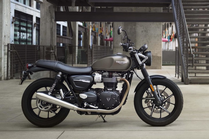 【トライアンフ・ストリートツイン】
	1200ccのスピードツインも魅力的だが、この900ccのストリートツインは身のこなしが軽やかで、トルクも必要十分以上。105万0600円という価格は今の基準からすれば相当リーズナブルな設定であり、そのコストパフォーマンスを評価したい。
