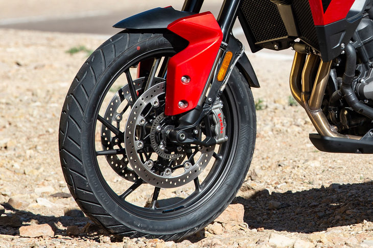 「タイガー900 GT」シリーズのタイヤサイズは、前：100/90-19、後ろ：150/70R17。銘柄はメッツラーのエンデューロタイヤ「ツアランス ネクスト」である。