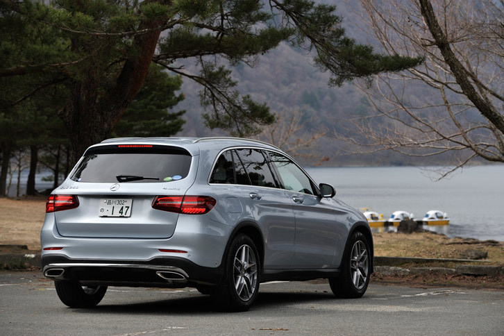 フロントスポイラーとサイドスカート、リアスカートからなる「AMGスタイリングパッケージ」や、19インチアルミホイールが標準装備となる。