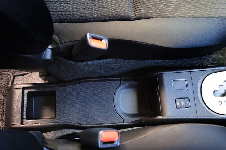 フロントシートの間に、ブリーフケースなどを立てたまま置けるスペースを確保している。ビジネスユースモデルならではの配慮が行き届いた設計だ。