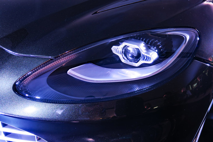 アストンマーティンDBX（ヘッドランプ）