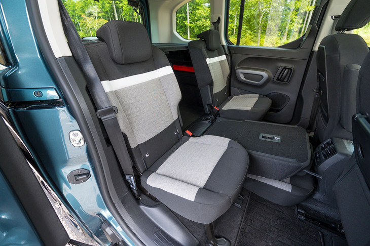 リアシートは3座独立タイプ。背もたれに連動して座面も沈み込むため何かと融通が利く。