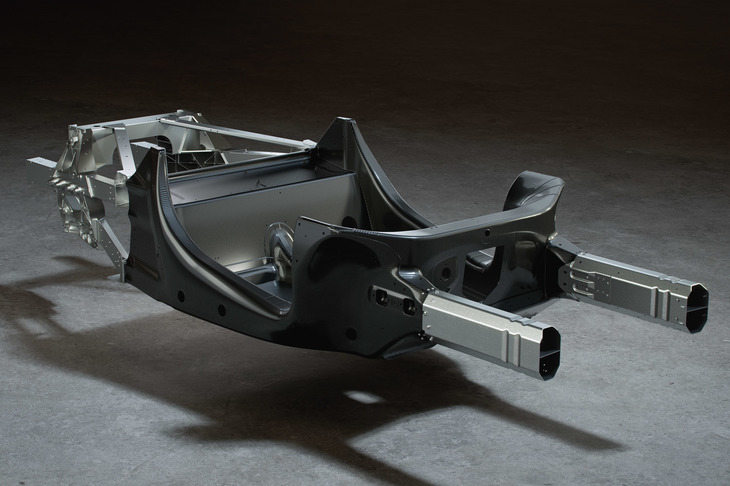 ボディーの骨格をなす「マクラーレン・カーボン・ライトウェイト・アーキテクチャー」。カーボンファイバーのモノコックタブと、その前後に組み合わされるスーパーフォームドアルミニウムのサブフレームで構成されている。