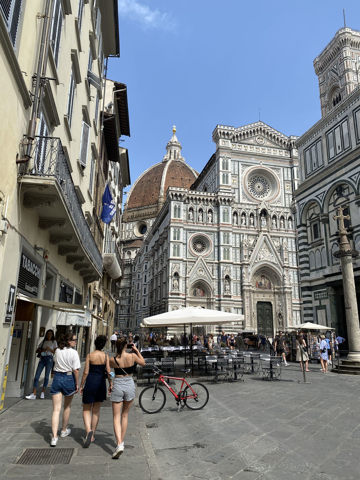 イタリアの歴史地区全体に言えることだが、自転車はまたがっての走行および放置が禁止されている街路があるので注意が必要。