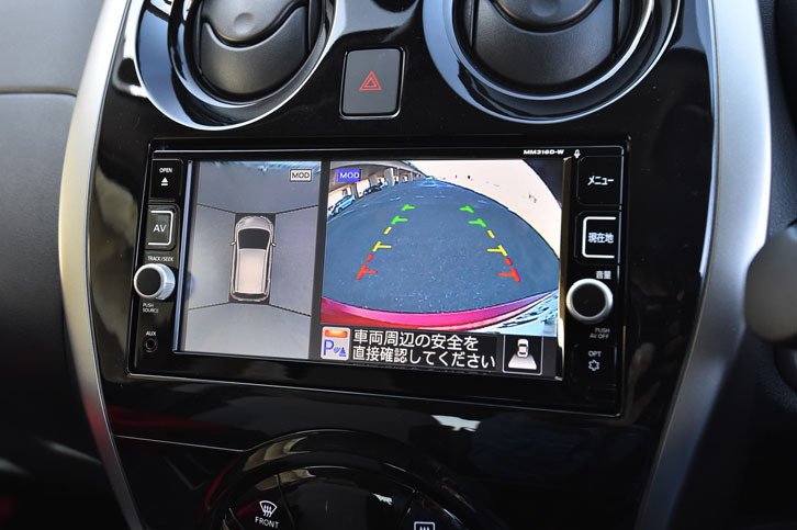 車体を上方から見たような映像を示し駐車をサポートする「インテリジェントアラウンドビューモニター」。セットオプションとして用意される。