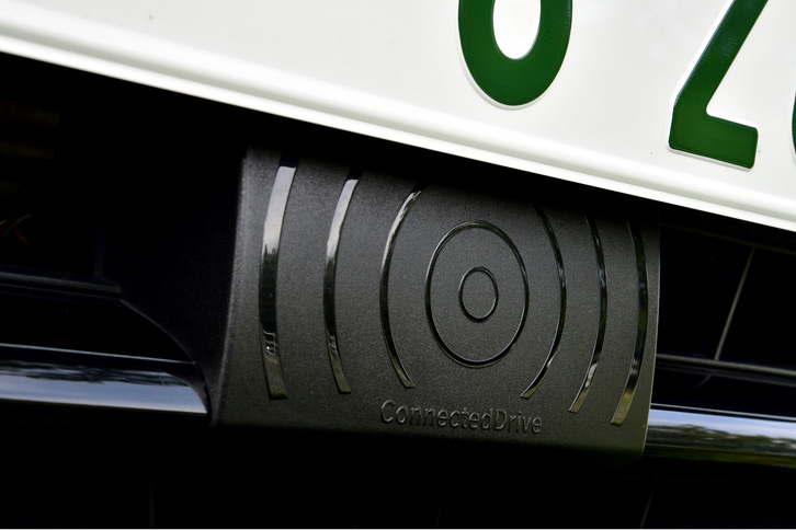 「320d」のフロント下部にはミリ波レーダーが備わる。