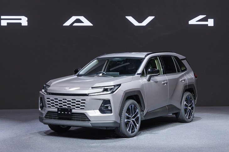2025年5月21日に世界初公開された6代目「トヨタRAV4」。準ガソリンエンジンモデルの設定がなくなり、パワートレインはハイブリッドとプラグインハイブリッドのみの設定だ。