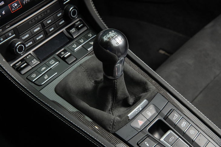 トランスミッションのギア比は、6段MT、7段PDKともに「718ボクスター／718ボクスターS」と同じ。MT仕様で3.89、PDK仕様で3.62という最終減速比も共通である。