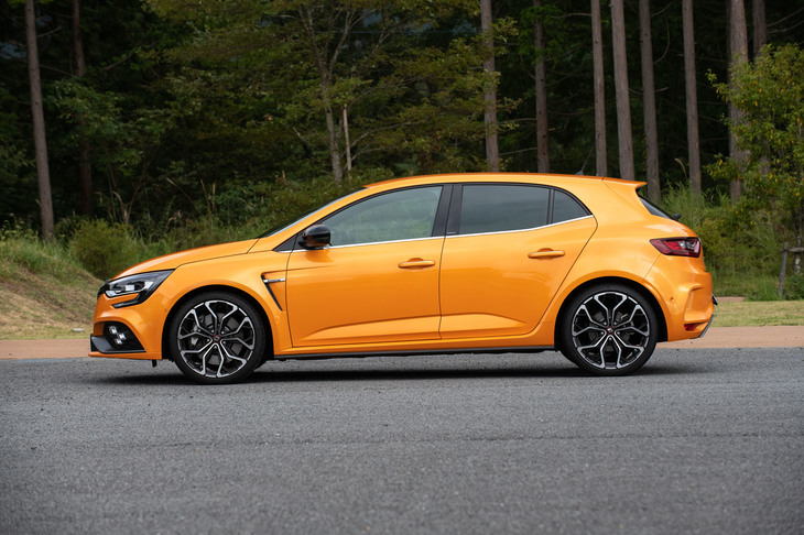 「メガーヌGT」から動力性能が大きく強化されているが、1435mmの車高は変更されていない。