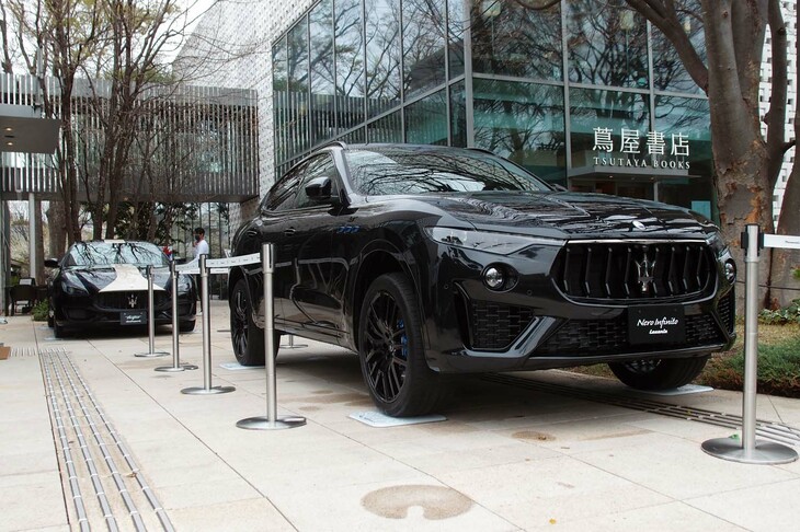 「グレカーレ」とともに展示された、特別仕様車「レヴァンテGTネロ インフィニート」（写真手前）と「マセラティ・クアトロポルテ トロフェオ」（カスタマイズモデル）。
