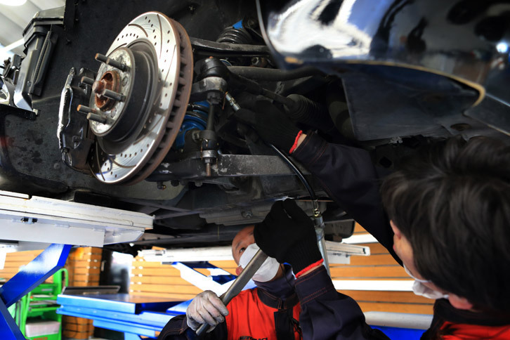 このままだとオイル交換とパンク修理だけで退散となってしまいそうだったので、ついでにグリスアップもお願いすることにした。ポイントは前が5カ所、後ろが3カ所。お手数おかけします……。