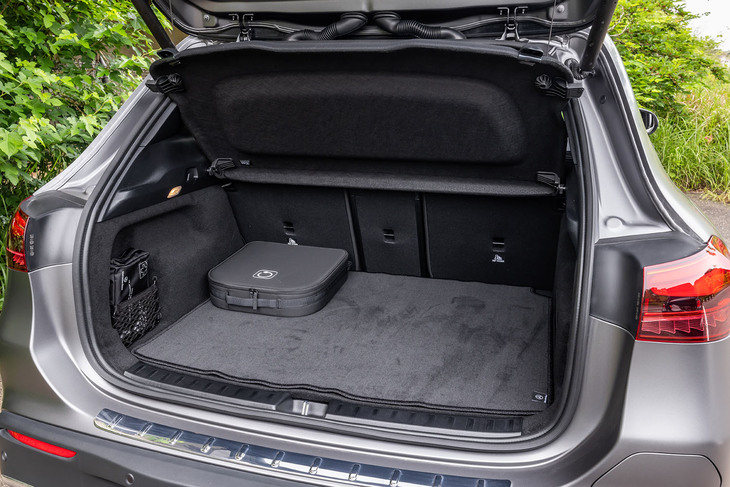 後席使用時の荷室容量は340リッター、リアシートをすべて前方に倒せば最大1320リッターに拡大することができる。