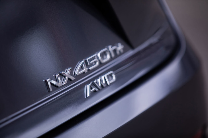 レクサスブランドで初となるプラグインハイブリッドモデル「NX450h＋」がラインナップされる新型「NX」。2.5リッター直4エンジンに、前輪用モーター兼ジェネレーターと後輪用モーターを組み合わせた4WDパワートレインを採用している。