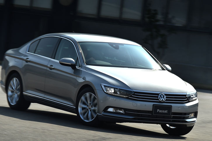 
	素早い加速をみせる「パサートTSIエレガンスライン」。スポーティーな走りを可能とするパドルシフトも備わる。
	