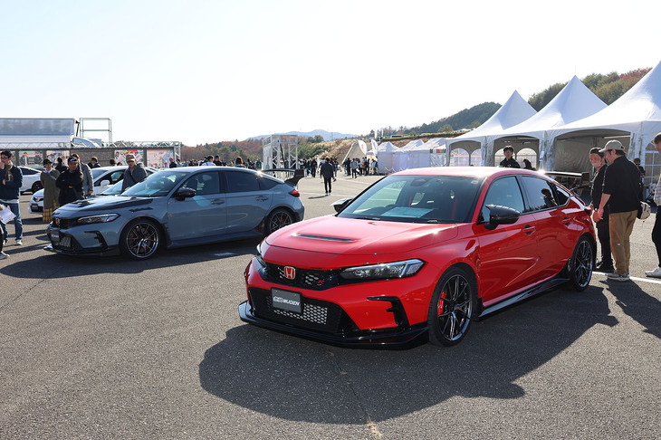 無限は、「シビック タイプR」の「Group-A」と「Group-B」、2台のデモカーを展示した。無限のモータースポーツ技術をフィードバックした空力性能が自慢のモデルだが、Group-B仕様は、専用エアロパーツがすべてカーボン製となるため、軽量化の効果が大きい反面、価格も驚くほど高価だ。