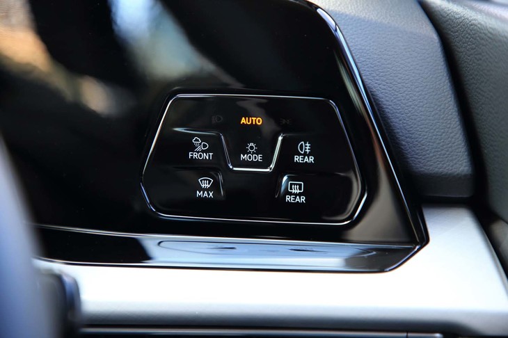 灯火類のコントローラーはメーターパネルの右側にレイアウト。こちらもすべてタッチスイッチ式だ。