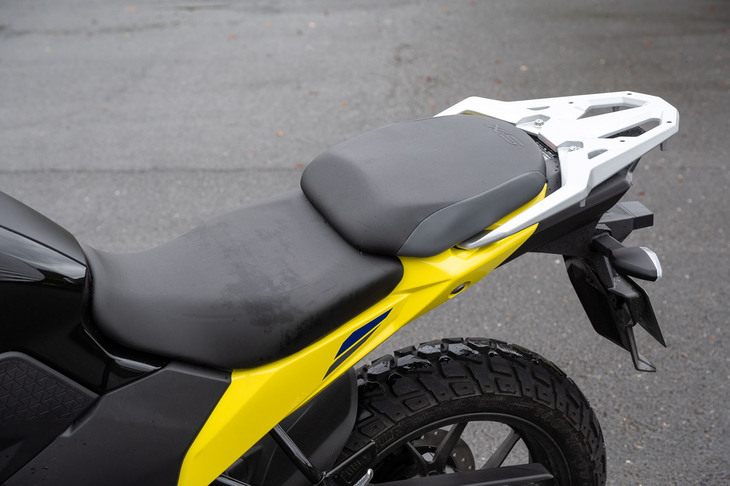 アドベンチャーモデルだけにシート高は835mmとかなり高め。タンデムシートの後方には、最大積載量6kgのアルミ製リアキャリアが標準で装備される。