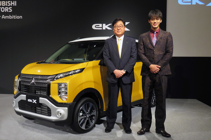 三菱自動車の益子 修CEO（左）と、タレントの竹内涼真（右）。