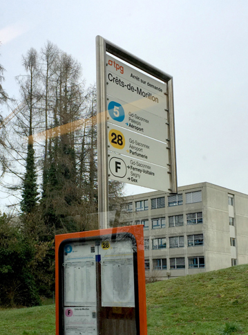 ジュネーブの駅から会場へと向かう、路線バスからのワンシーン。停留所の「F」のサインは、スイスから国境を越えてフランス側に行くバスも停車することを示す。