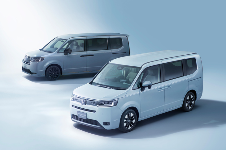 「ホンダ・ステップワゴン スパーダ プレミアムライン ブラックエディション」（写真奥）と「ステップワゴン エアーEX」（同手前）。