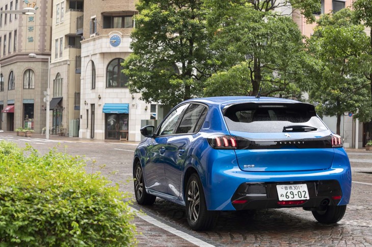 リアまわりは、ライオンの“かぎ爪”をモチーフにしたランプが特徴的。ルーフスポイラーは「208」の全グレードに備わる。