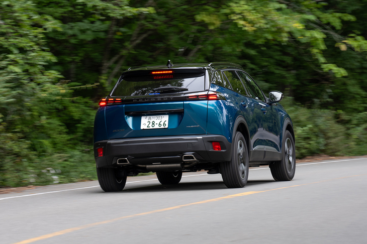 発進時だけでなく、条件が整えば30km/hまではEV走行が可能とされているが、実際には高速道路での低負荷走行時にもEV走行に切り替わるシーンがあった。