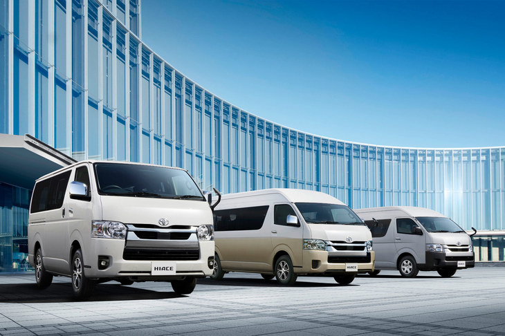 「トヨタ・ハイエース」の直近の改良は2022年4月。予防安全装置のパーキングサポートブレーキを標準装備としたほか、ディーゼル車の燃費改善を図っている。写真向かって左から「ハイエース バン／ワゴン／コミューター」。