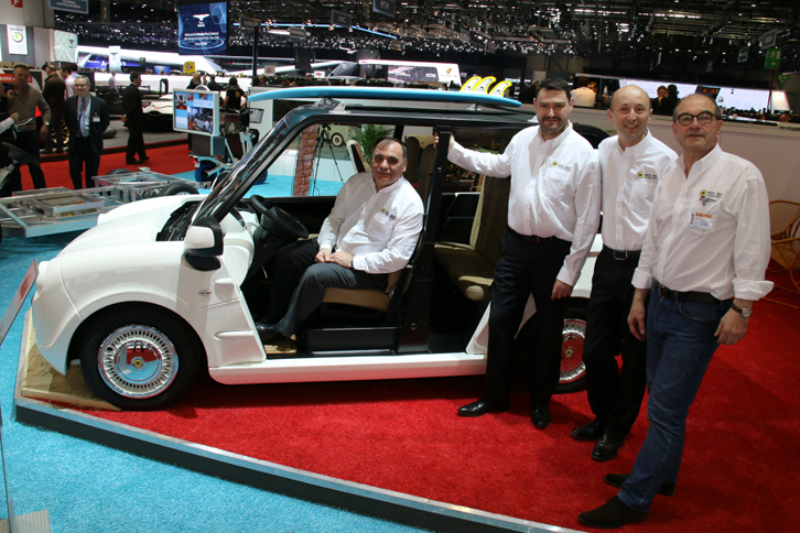 「ビービー」の開発に携わるベータ・エプシロン社のみなさん。左から2番目は開発主任のフィリップ・ルー氏。ゴルフ場でカートとして使用するときは、ドアなしでも可。