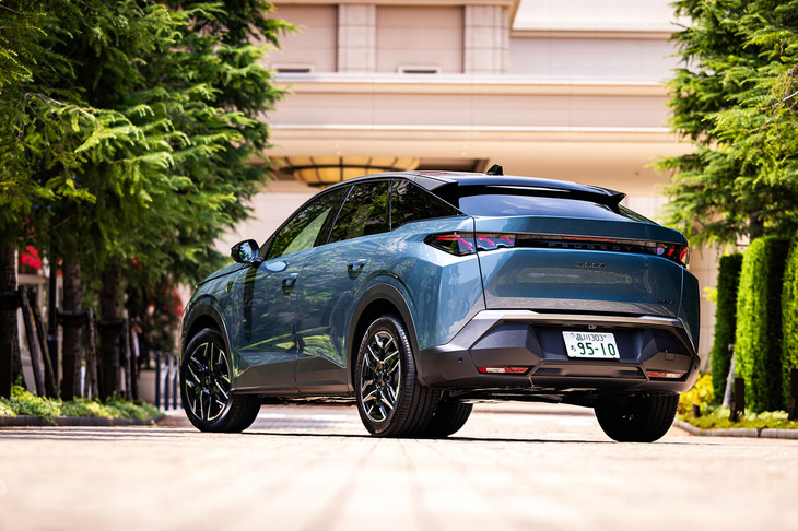 新型「3008」の外板色は新色の「インガロブルー」（写真）に加えて、「オブセッションブルー」、「オケナイトホワイト」の全3色から選択できる。