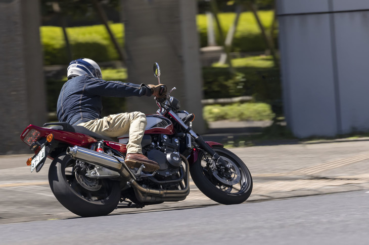 扱いやすさに加え、コーナリング性能の高さにも定評のあった「CB400スーパーフォア」。一時期はサーキットでも活躍をみせていた。