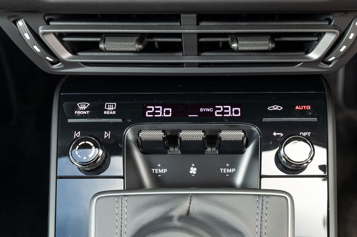シフトセレクター前方に並んだスイッチ類。ボリューム調整にはダイヤルを、エアコンの温度とファンの調整にはトグルスイッチを使うなど、タッチ操作との使い分けが巧妙だ。