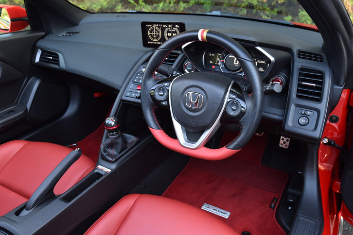 インテリアでは専用デザインのステアリングホイールや無限のロゴ入りメーターなどが目を引く。テスト車にはオプションの赤いスポーツマットが敷かれていた。