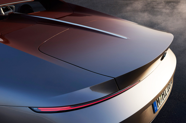 後端をつまんで引っ張ったようなトランクフードの意匠に注目。シンプルでありながら、細かいところまで丁寧にデザインされている。