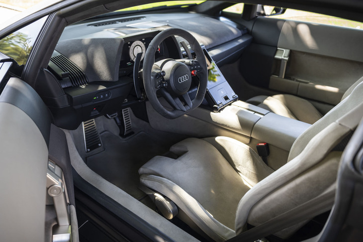 運転に集中できるよう操作系をドライバーの視野内に集約した、シンプルで機能的な運転席まわり。2026年シーズンから参戦したF1のコックピットを参考にデザインされている。