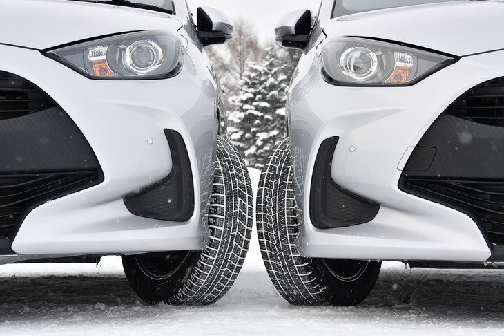 左が2017年に登場した先代の「アイスガード6（iG60）」、右が今回発表された新商品「アイスガード7（iG70）」。アイスガード6の性能を基に、氷上性能と雪上性能をさらに進化させたという。